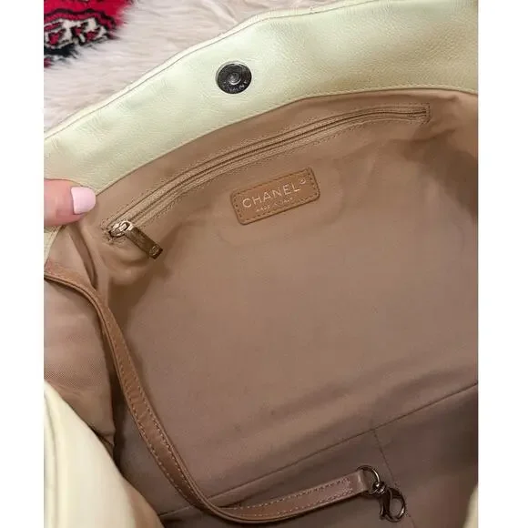 Vintage Chanel Ivory Quilted Caviar Leather Zip Expandable Shoulder Purse - Picture 4 of 15